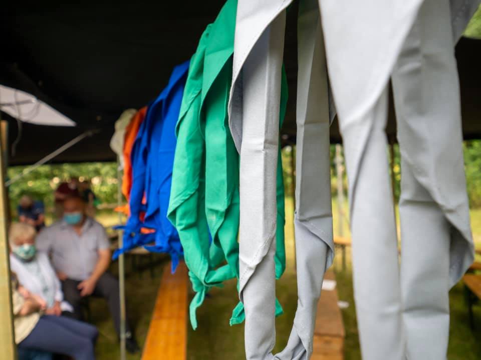 Unterschiedliche Halstücher hängen an einer Leine in einer Jurte.