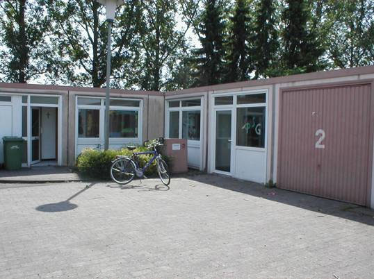 Hier wird der ehemalige Garagenkomplex, jetzt Erdgeschoss des neuen Pfadihauses, gezeigt.