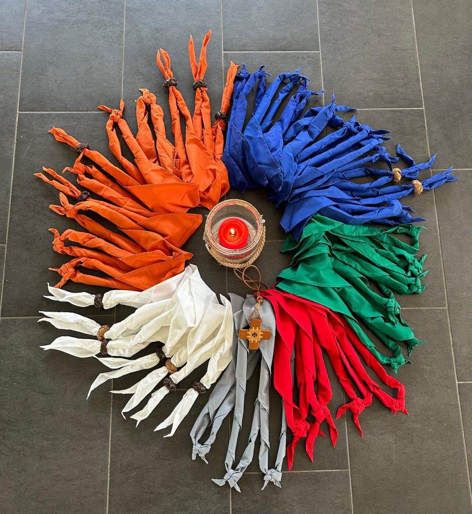 Hier liegen ganz viele Stufentücher im Kreis auf dem Boden.